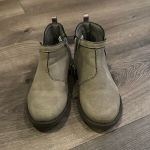 Never worn osh Kosh toddler girl boots size 9